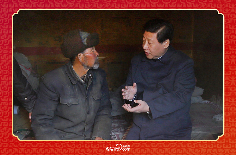 2013年2月3日，習(xí)近平總書記和甘肅省定西市渭源縣元古堆村八旬老黨員馬崗親切交談，了解當(dāng)?shù)厣a(chǎn)生活情況。