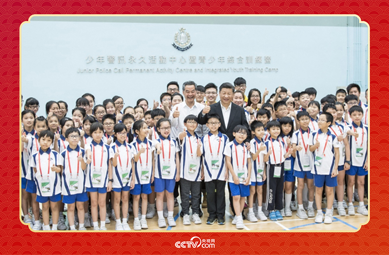 2017年6月30日上午，國家主席習(xí)近平來到香港少年警訊永久活動中心暨青少年綜合訓(xùn)練營考察，看望正在訓(xùn)練的香港青少年。這是習(xí)近平同少年警訊成員合影。