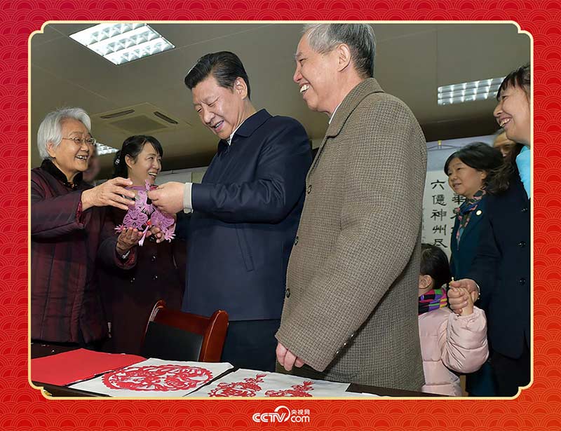 2015年2月15日，習(xí)近平在西安市雁塔區(qū)電子城街道二〇五所社區(qū)服務(wù)中心欣賞社區(qū)居民的剪紙作品。