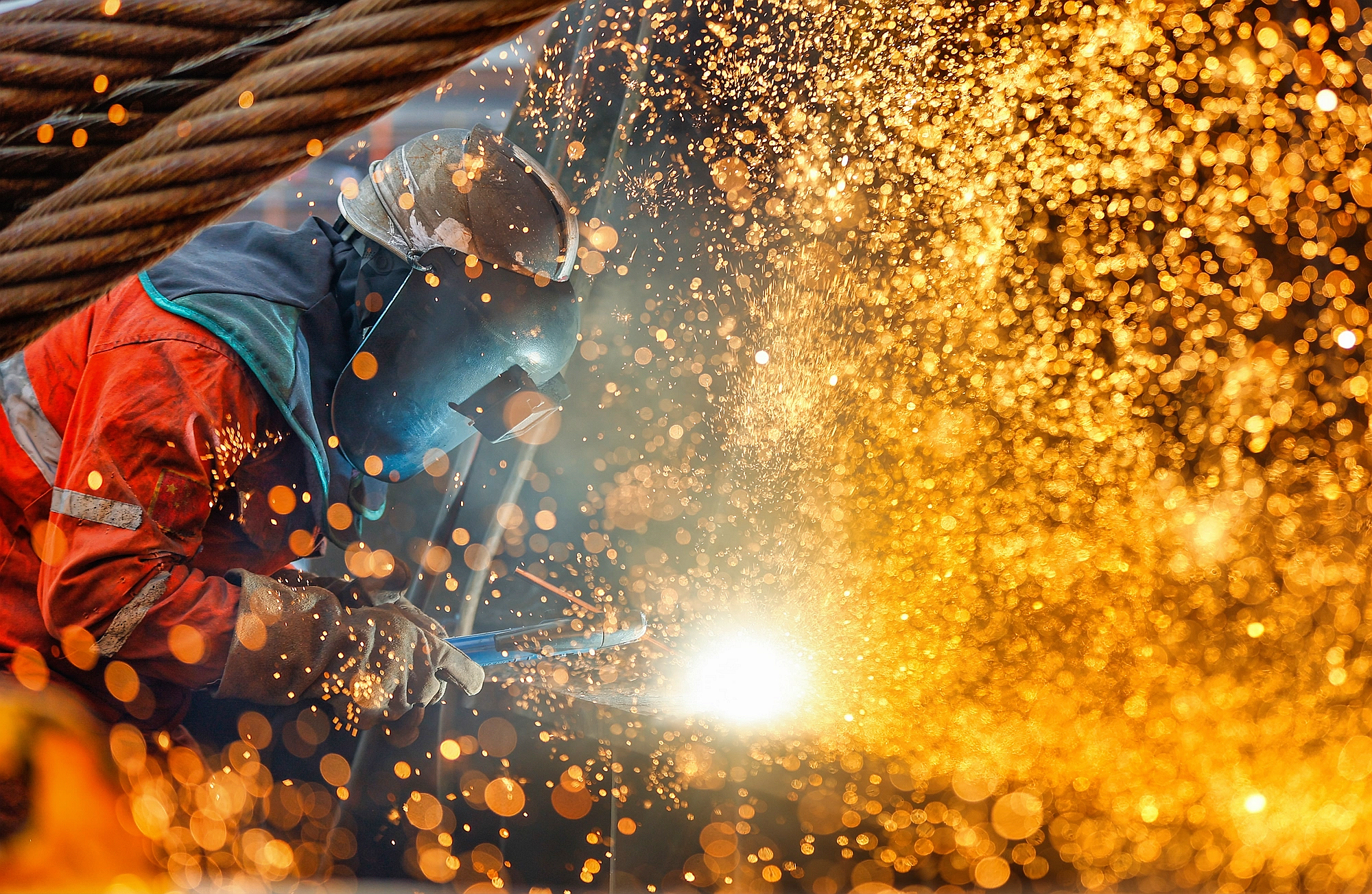 △ 2026年1月29日，在天津市濱海新區(qū)，海上油氣平臺建設(shè)工人進行現(xiàn)場施工。