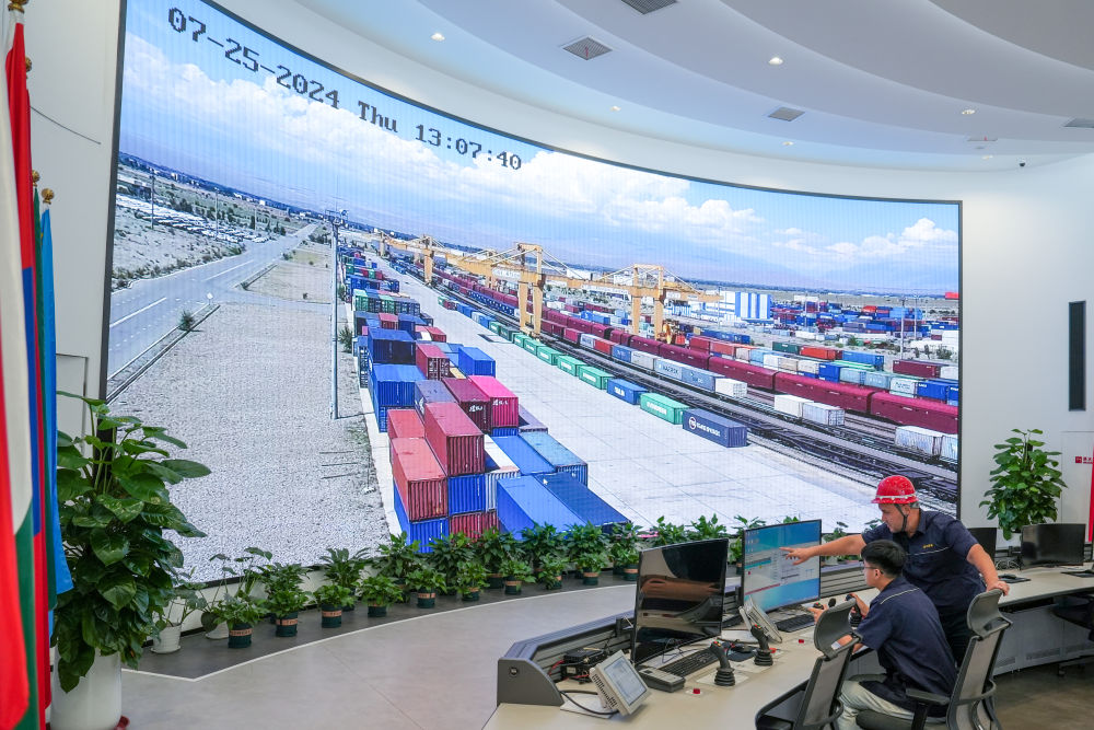 △ 在中哈（連云港）物流合作基地，工作人員通過“中哈物流場站”信息化跟蹤系統(tǒng)查看集裝箱運輸情況（2024年7月25日攝）。