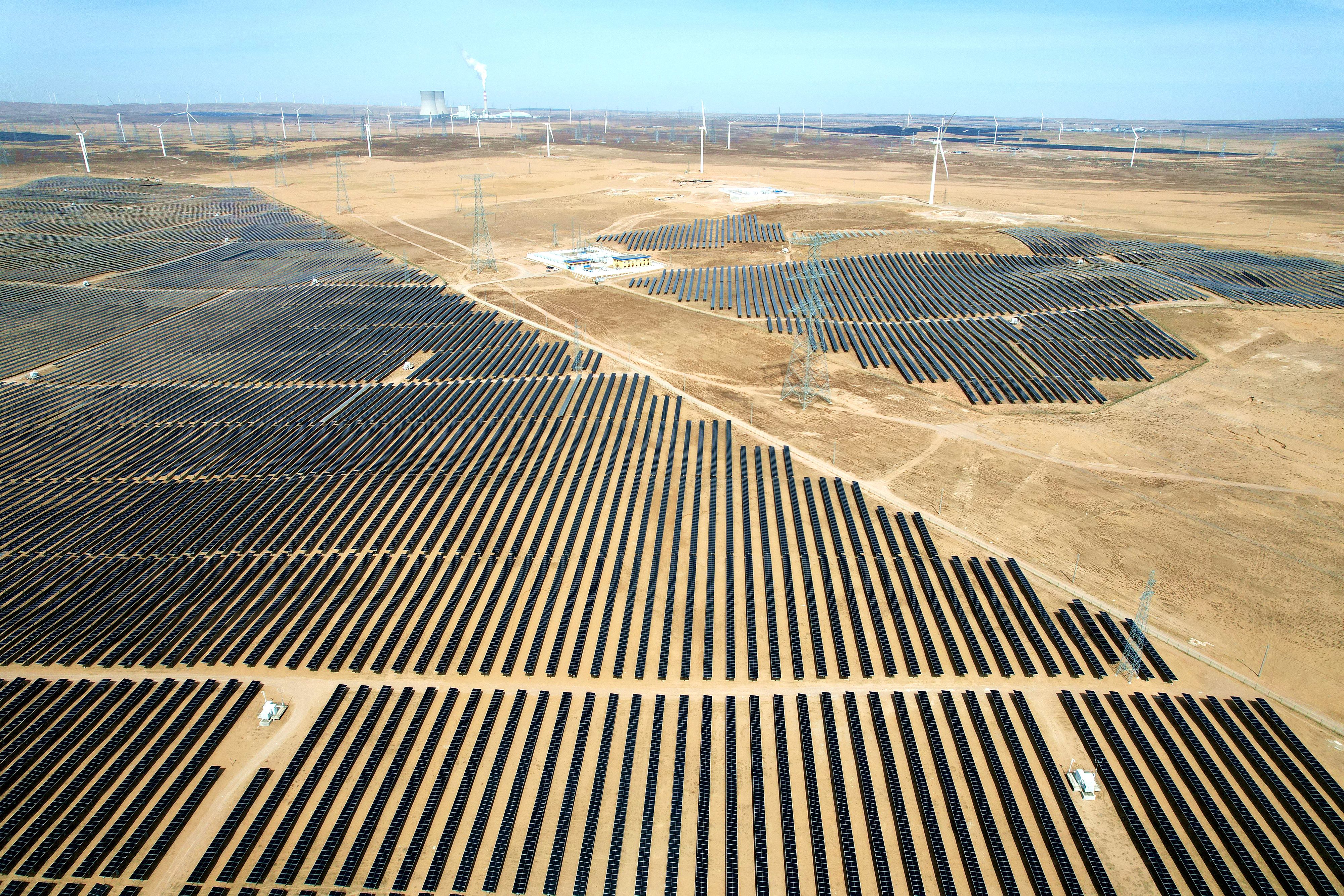 2026年3月18日，寧夏銀川，在靈武市白土崗鄉(xiāng)的一處光伏產(chǎn)業(yè)基地，成片的太陽能光伏板匯成一片“藍(lán)色海洋”。