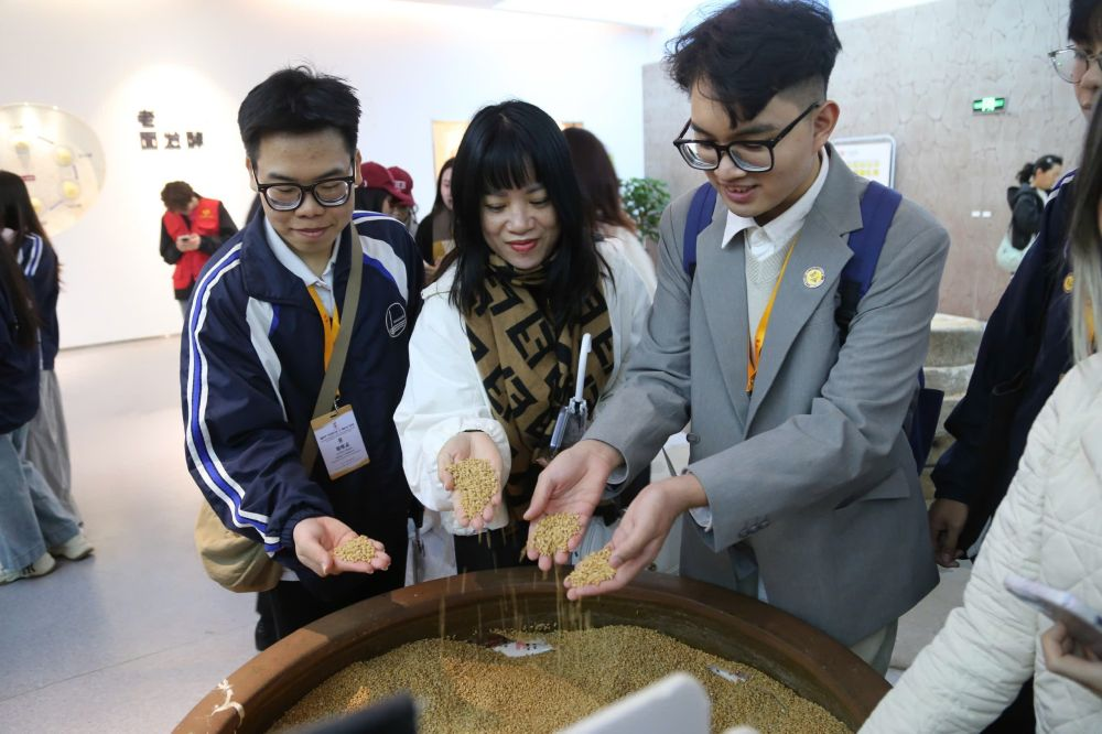 2026年3月30日，參加“紅色研學(xué)之旅”的越南青年在河北參觀新農(nóng)村建設(shè)。