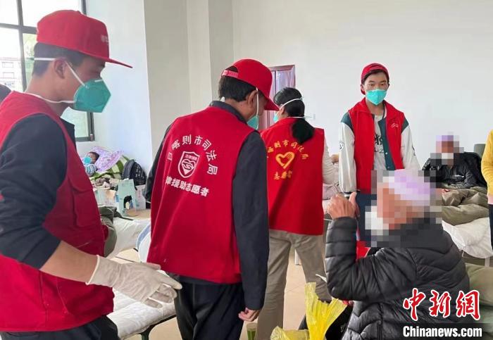 圖為得到妥善安置周到的服務(wù)，患者向志愿者豎起大拇指。　日喀則市委宣傳部供圖