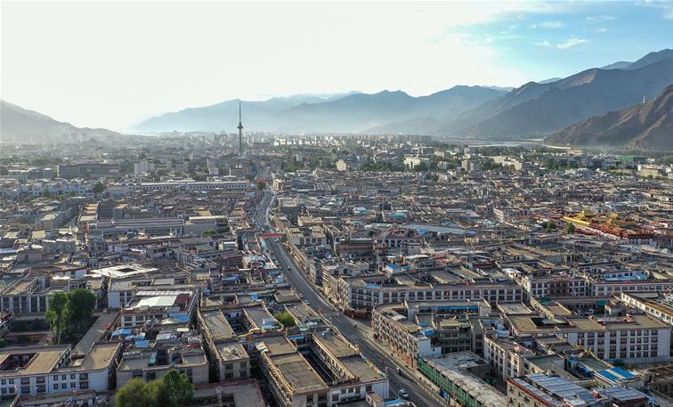 鳥瞰拉薩古城?5?16日無人機(jī)拍攝）?新華社記?? 張汝? ?.jpg