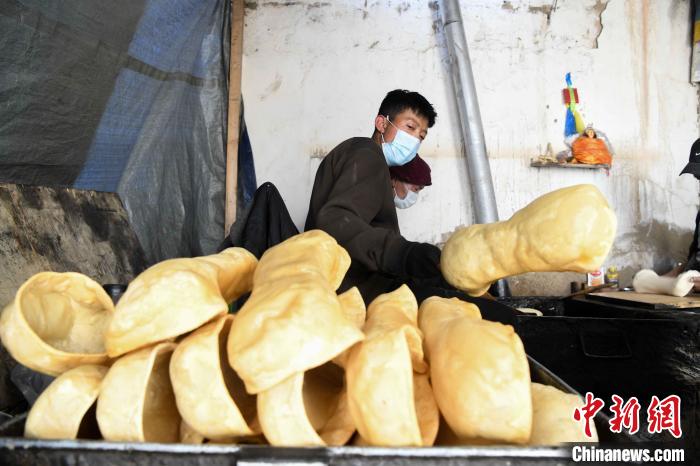 圖為拉薩手藝人制作藏歷新年供品“德卡”?！∝暩聛?lái)松 攝