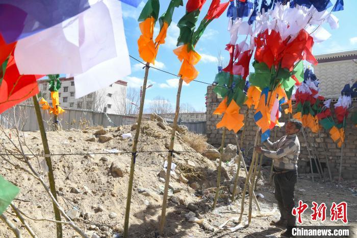 圖為拉薩街頭出售的五彩經(jīng)幡。　貢嘎來(lái)松 攝