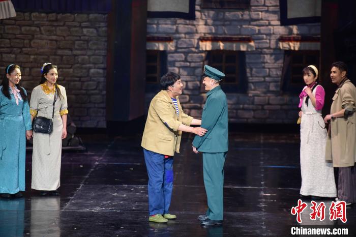 圖為西藏本土話劇《八廓街北院》演出現(xiàn)場?！?攝