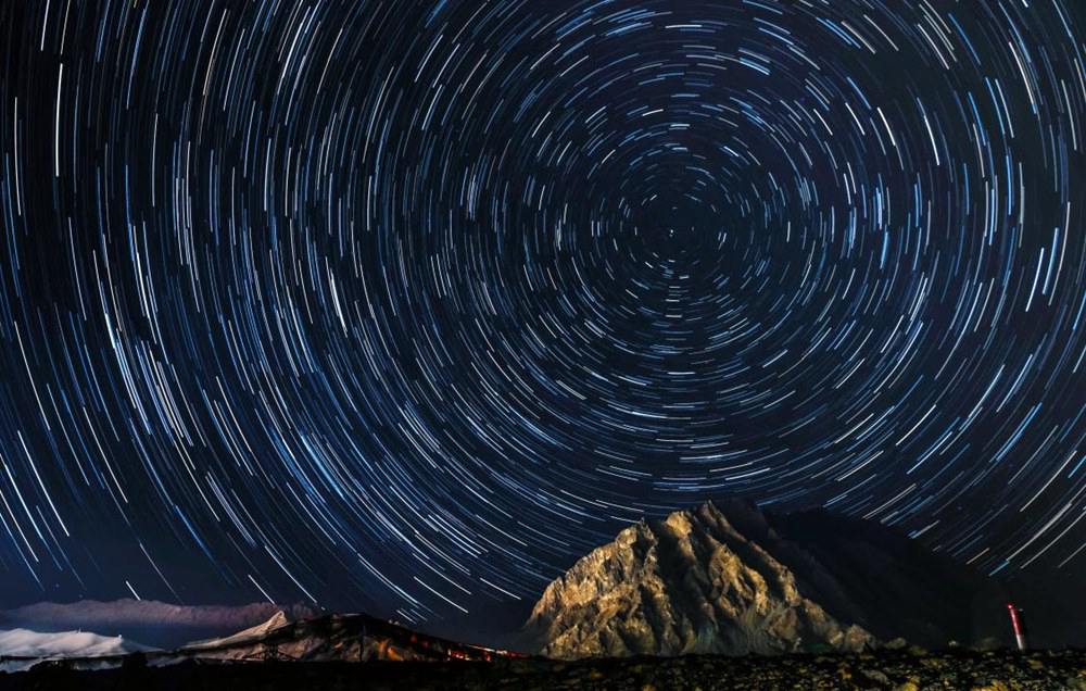 微微風(fēng)簇浪，散作滿河星。貢覺群培攝