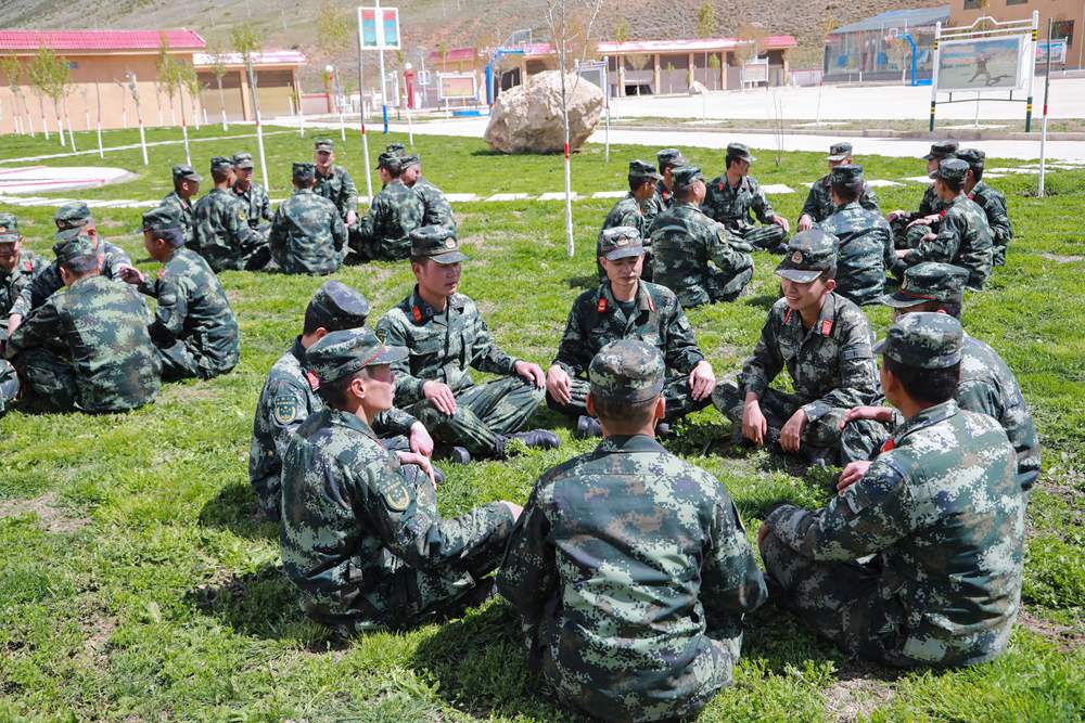 官兵正在開展“讀書分享”交流活動。