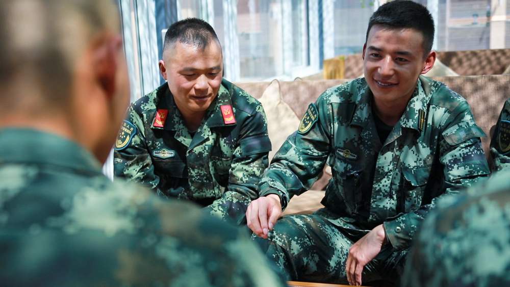 官兵正在陽光棚內(nèi)優(yōu)雅的環(huán)境中下象棋。