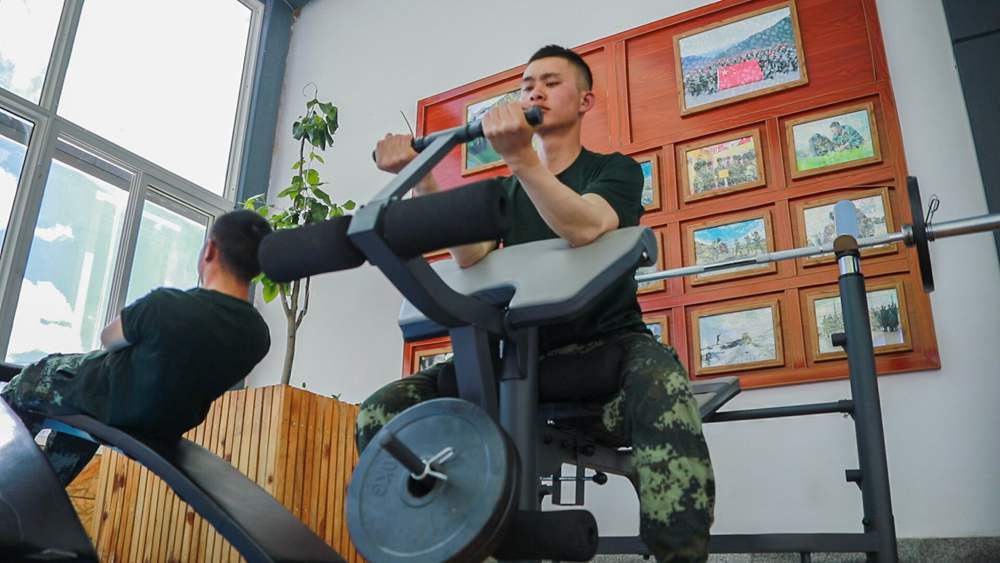 官兵正在陽光棚內(nèi)自我健身。