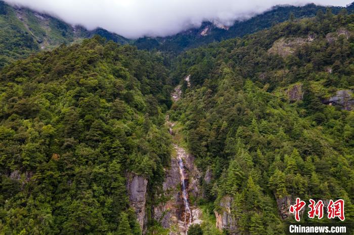 勒布溝的瀑布?！〗w波 攝