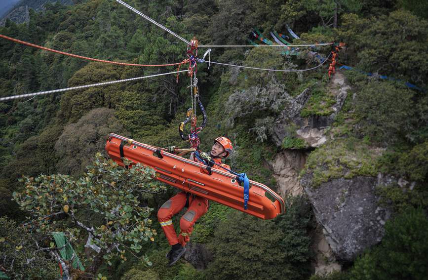 橫渡現(xiàn)場 。西繞拉翁攝
