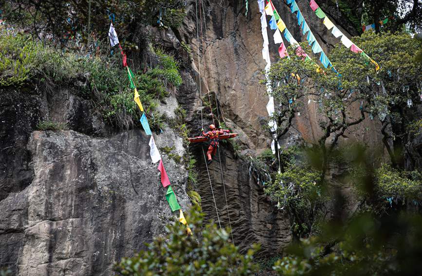 被困人員垂直提拉至安全位置。西繞拉翁攝