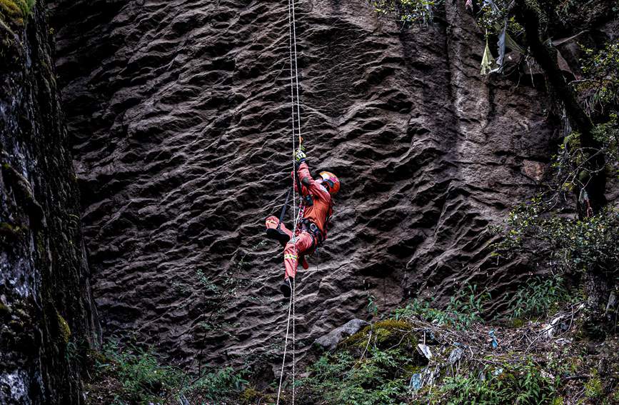 救援實戰(zhàn)訓(xùn)練中，消防員垂直攀爬。西繞拉翁攝