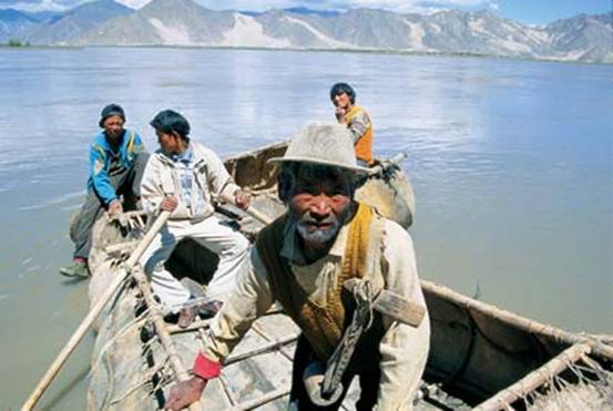 1圖 拉薩渡口的牛皮船。圖片來(lái)源《中國(guó)西藏》雜志.jpg