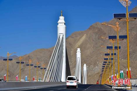 9圖 2013年11月27日納金大橋通車儀式。圖片來(lái)源：中新社。.jpg