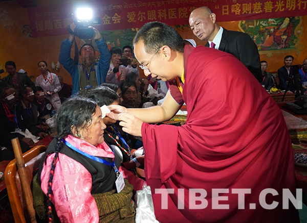 3圖 十一世班禪為益西拉姆（左一）揭紗。攝影：王淑.JPG