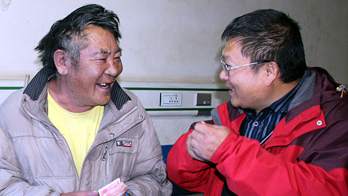 6、這是中國石化援藏干部王鵬雁（右）來到???結(jié)對(duì)子”幫扶對(duì)象的扎扎（左）家中，為他妻子英秋治病送去自掏腰包的??????需的治療費(fèi)（扎??2014??7??9日攝）_副本.jpg