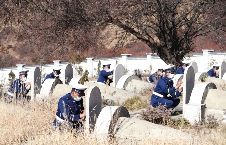 圖為 森林消防員隊(duì)員向革命烈士墓碑描紅 (3).JPG 圖為 森林消防員隊(duì)員向革命烈士墓碑描紅 (3).JPG