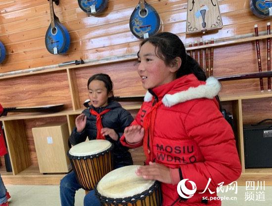 民族樂(lè)器興趣小組的學(xué)生們正在練習(xí)音樂(lè)。（高婉汀 攝）