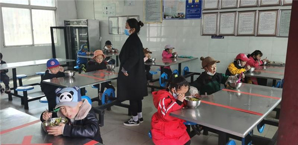 圖片默認(rèn)標(biāo)題_fororder_3、錯(cuò)峰就餐的學(xué)生們-攝影-左斌