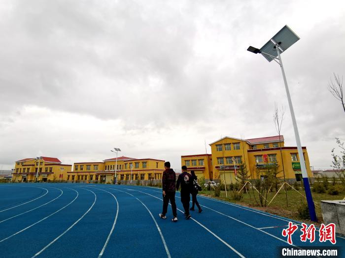 青海草原上的新村落：扶貧政策“照”在我的家，“暖”著我的心