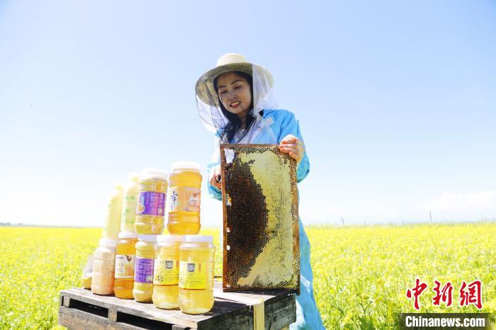 圖為蜂農(nóng)現(xiàn)場展示蜂產(chǎn)品?！●R銘言 攝