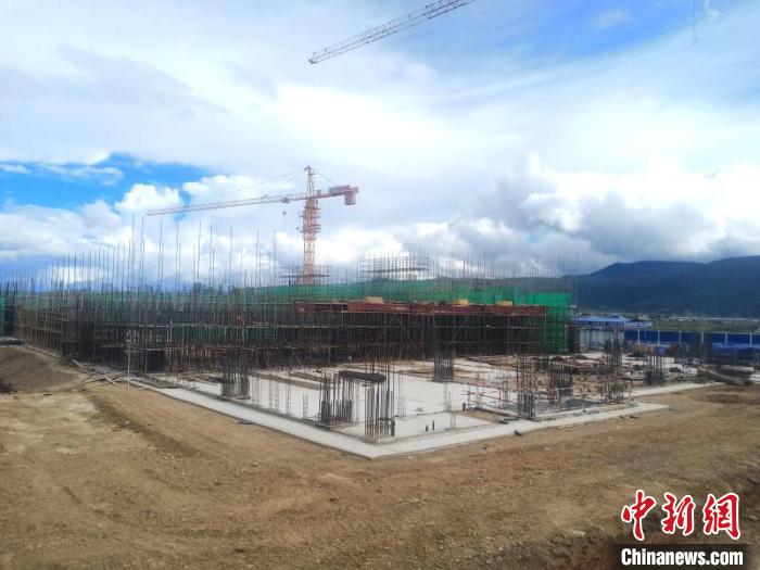 圖為香格里拉站實現(xiàn)封頂。中國鐵路昆明局集團供圖