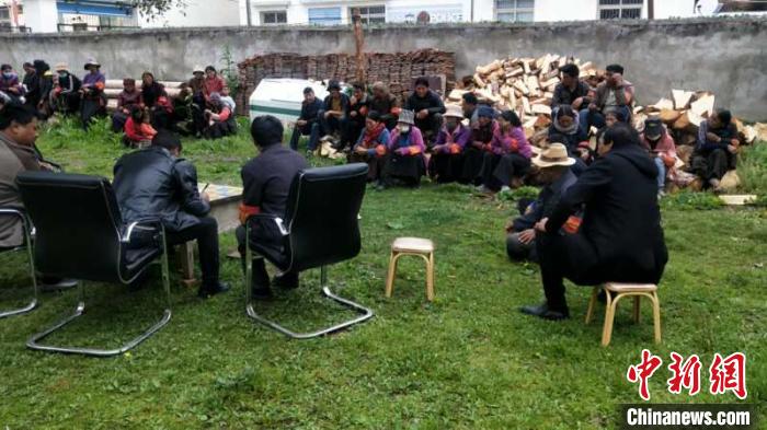 村民接受防火常識教育。若爾蓋縣林業(yè)和草原局供圖