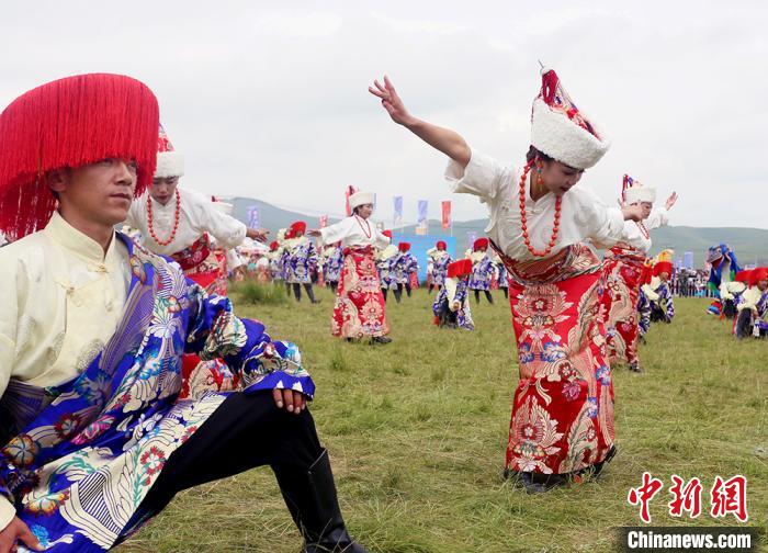 當(dāng)?shù)孛癖姎g慶香浪節(jié)?！「哒?攝