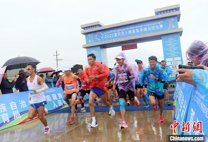 8月23日，拉卜楞高原半程馬拉松在甘加秘境景區(qū)鳴槍開跑?！「哒?攝