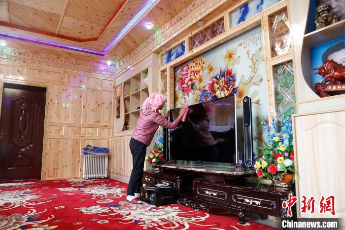 圖為做家務(wù)的項(xiàng)青達(dá)杰妻子?！●R銘言 攝