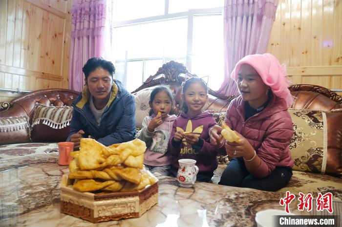 圖為項(xiàng)青達(dá)杰一家人合影?！●R銘言 攝