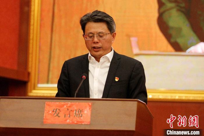 圖為果洛州委常委、副州長、上海市援青聯(lián)絡(luò)組組長馮志勇總結(jié)對口支援十年工作。　果洛州委宣傳部供圖 攝