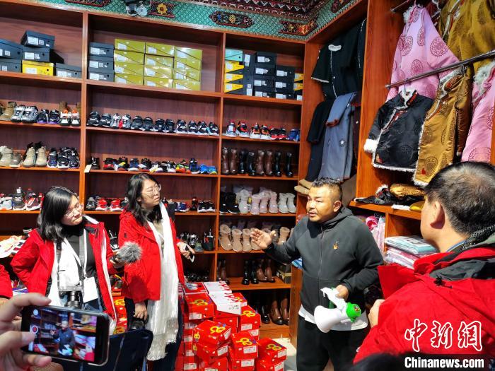 圖為中外媒體在玉樹州玉樹市甘達(dá)村采訪。　張?zhí)砀?攝