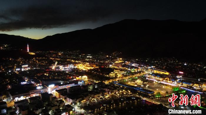 圖為玉樹市城市建設(shè)?！√K丹 攝