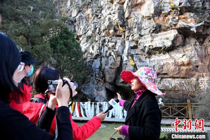 圖為中外媒體在玉樹州玉樹市采訪文旅融合情況?！?zhí)砀?攝