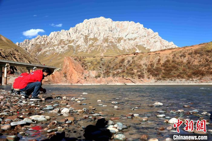 圖為中外記者在雜多縣境內的瀾滄江干流采訪當地生態(tài)保護情況?！?zhí)砀?攝