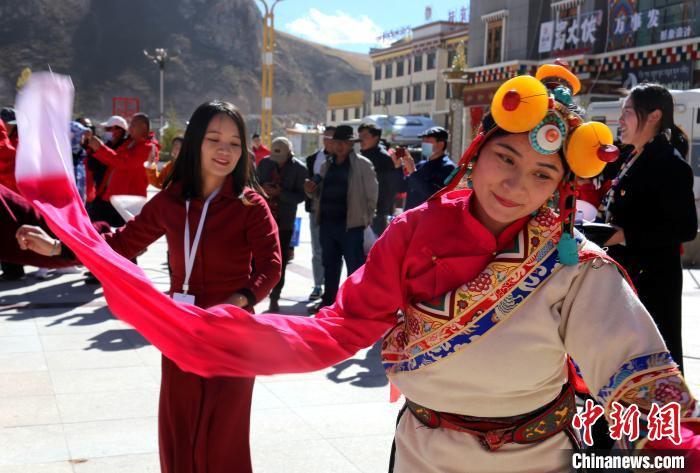 圖為中外記者向當地民眾學習民族歌舞文化。　張?zhí)砀?攝