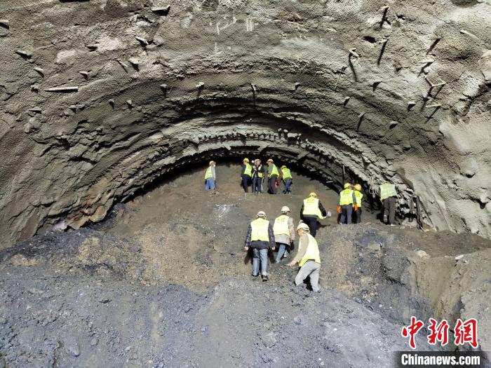 圖為久馬高速查針梁子隧道施工現(xiàn)場(chǎng)?！⊥貔i 攝