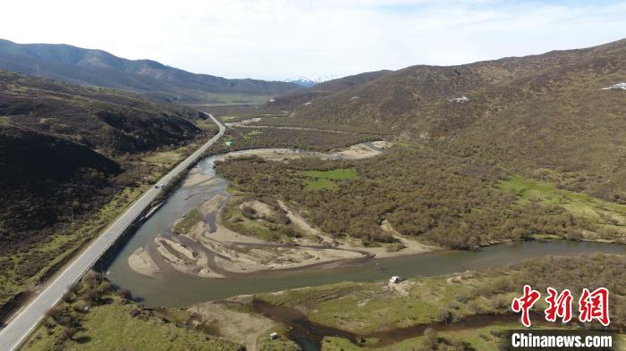 久馬高速沿線地貌。四川交投藏高公司供圖