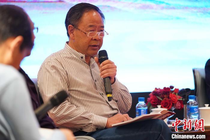 圖為青海省藝術(shù)研究所所長(zhǎng)、文化學(xué)者耿占坤發(fā)表觀點(diǎn)?！√K丹 攝