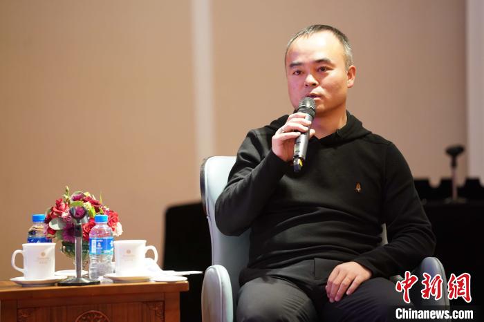 圖為<a target='_blank' >中新社</a>青海分社社長(zhǎng)胡鐘藝就加強(qiáng)瀾湄流域新聞報(bào)道發(fā)表觀點(diǎn)?！√K丹 攝