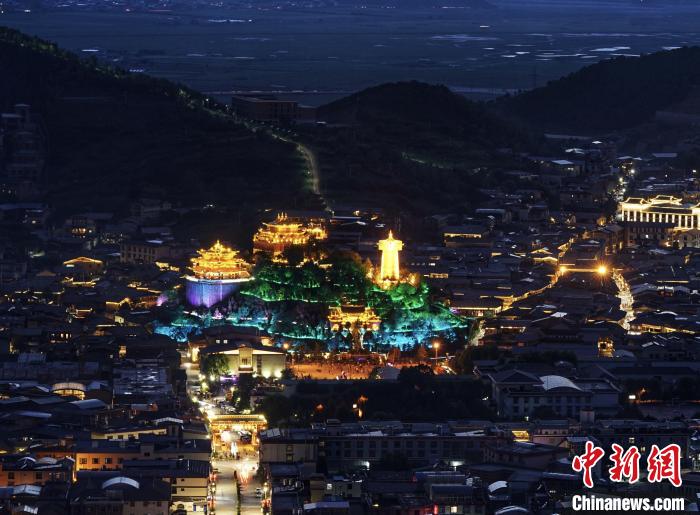 圖為滇藏茶馬古道重鎮(zhèn)獨克宗古城已成為知名旅游景點?！『蜁匝?攝