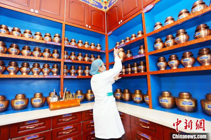 近年來，夏河縣藏醫(yī)醫(yī)院在基礎設施、醫(yī)療服務、業(yè)務拓展、人才梯隊、制度建設等都發(fā)生了巨大變化?！「哒?攝