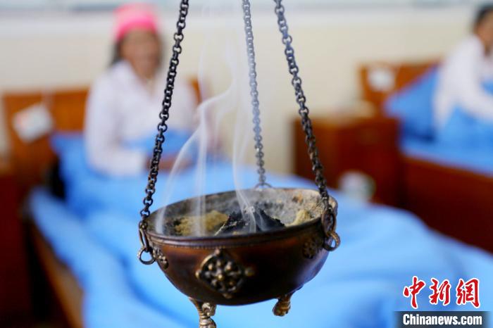 圖為藏醫(yī)熏藥療法?！「哒?攝