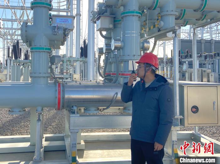 圖為國網(wǎng)青海檢修公司專業(yè)人員在沙柳變電站驗(yàn)收設(shè)備。　唐胥 攝