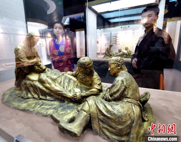 圖為模擬的藏醫(yī)眼科手術(shù)場(chǎng)景?！?zhí)砀?攝